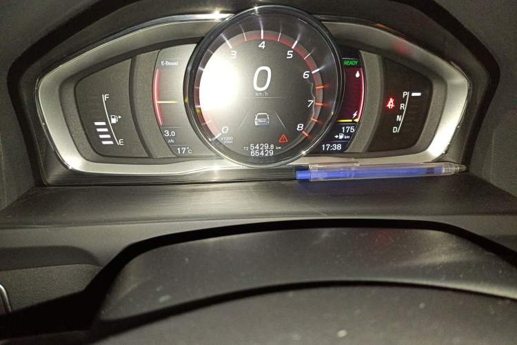 Used Volvo S60 New Energy 2015 S60L E-Drive Hybrid T6 Smart Drive Edition Odometer Close Up