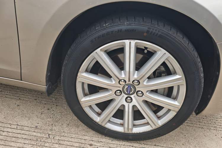 Used Volvo S60 New Energy 2015 S60L E-Drive Hybrid T6 Smart Drive Edition Right Front Wheel Hub
