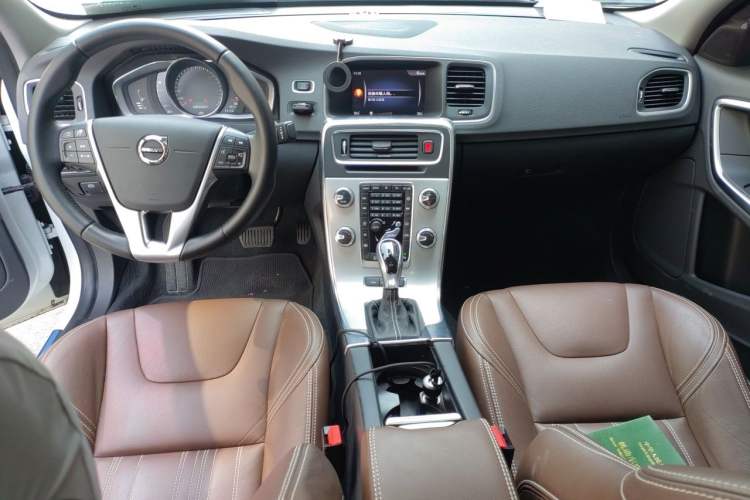 Used Volvo S60 New Energy 2018 S60L E-Drive Hybrid T6 Progressive Edition Center Console