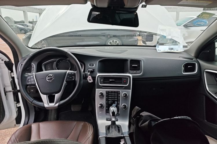 Used Volvo S60 New Energy 2018 S60L E-Drive Hybrid T6 Progressive Edition Center Console