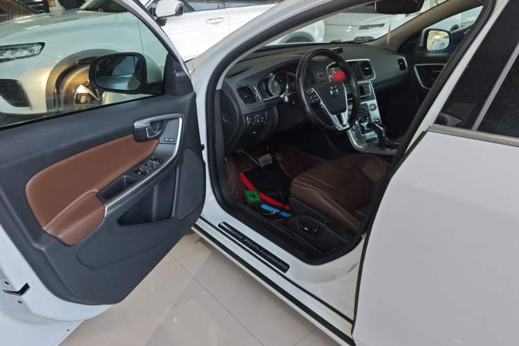 Used Volvo S60 New Energy 2019 S60L T6 E-Drive Hybrid Edition Interior 3