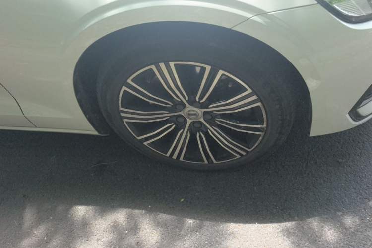 Used Volvo S60 New Energy 2020 T8 e-Drive Hybrid All-Wheel Drive Smart Luxury Edition Right Front Wheel Hub