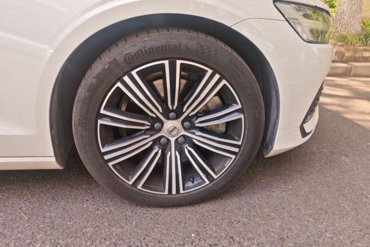 Used Volvo S60 New Energy 2020 T8 e-Drive Hybrid All-Wheel Drive Smart Luxury Edition Right Front Wheel Hub