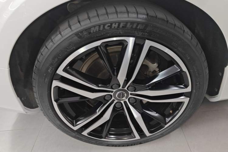 Used Volvo S60 New Energy 2020 T8 eDrive Hybrid All-Wheel Drive Smart Luxury Sport Edition Right Rear Wheel Hub