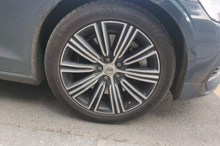 Used Volvo S60 New Energy 2021 T8 E-Drive Hybrid Four-Wheel Drive Smart Luxury Edition Right Front Wheel Hub