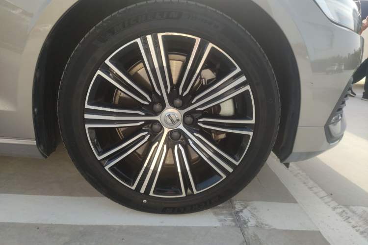 Used Volvo S60 New Energy 2021 T8 E-Drive Hybrid Four-Wheel Drive Smart Luxury Edition Right Front Wheel Hub