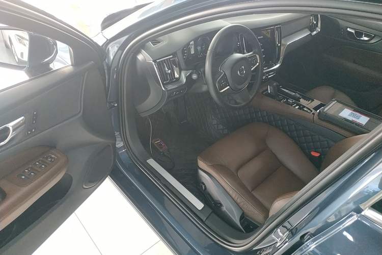 Used Volvo S60 New Energy 2021 T8 E-Drive Hybrid Four-Wheel Drive Smart Luxury Edition Interior 3
