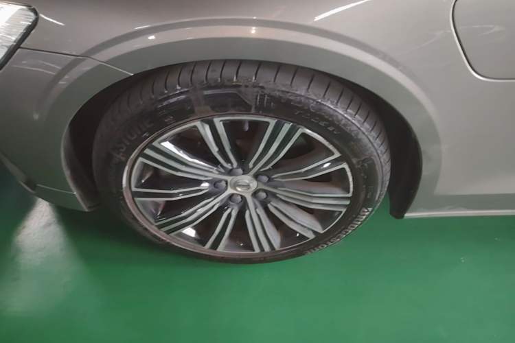Used Volvo S60 New Energy 2021 T8 E-Drive Hybrid Four-Wheel Drive Smart Luxury Edition Left Front Wheel Hub