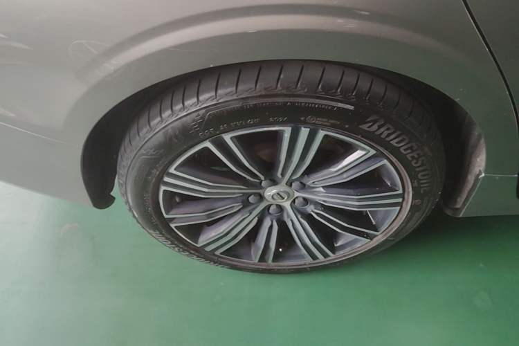 Used Volvo S60 New Energy 2021 T8 E-Drive Hybrid Four-Wheel Drive Smart Luxury Edition Right Rear Wheel Hub