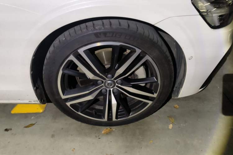 Used Volvo S60 New Energy 2021 T8 E-Drive Hybrid All-Wheel Drive Smart & Sport Edition Right Front Wheel Hub