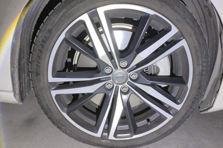 Used Volvo S60 New Energy 2021 T8 E-Drive Hybrid All-Wheel Drive Smart & Sport Edition Right Front Wheel Hub