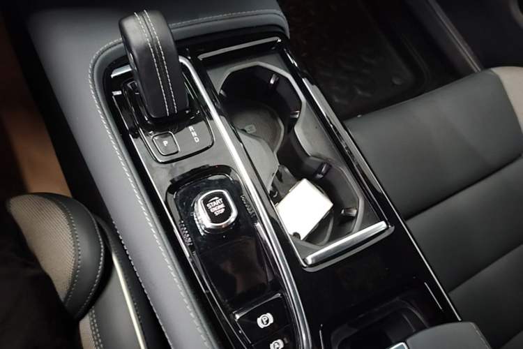 Used Volvo S60 New Energy 2022 T8 eDrive Hybrid All-Wheel Drive Smart & Sporty Edition Gear Lever