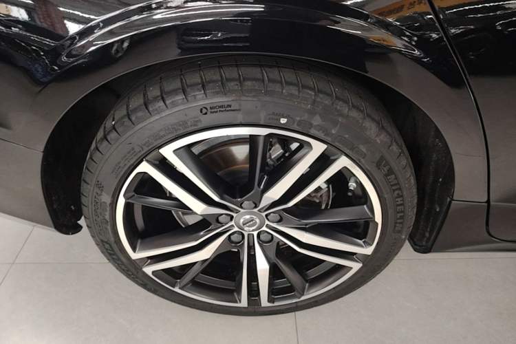 Used Volvo S60 New Energy 2022 T8 eDrive Hybrid All-Wheel Drive Smart & Sporty Edition Right Rear Wheel Hub