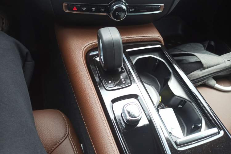 Used Volvo S60 New Energy 2022 T8 eDrive Hybrid All-Wheel Drive Smart Luxury Edition Gear Lever