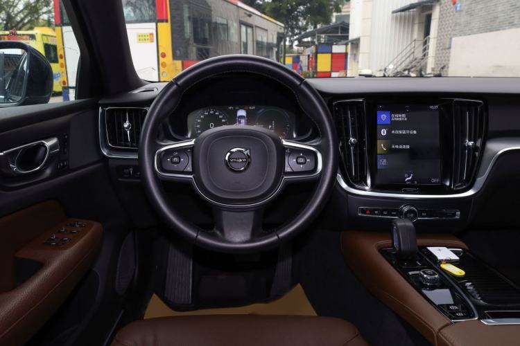 Used Volvo S60 New Energy 2022 T8 eDrive Hybrid All-Wheel Drive Smart Luxury Edition Interior 4