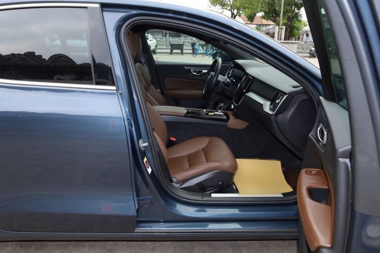 Used Volvo S60 New Energy 2022 T8 eDrive Hybrid All-Wheel Drive Smart Luxury Edition Interior 7
