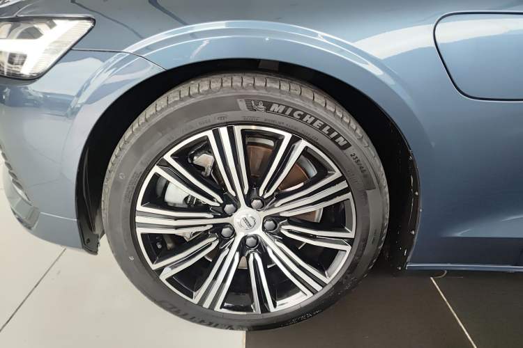 Used Volvo S60 New Energy 2022 T8 eDrive Hybrid All-Wheel Drive Smart Luxury Edition Left Front Wheel Hub