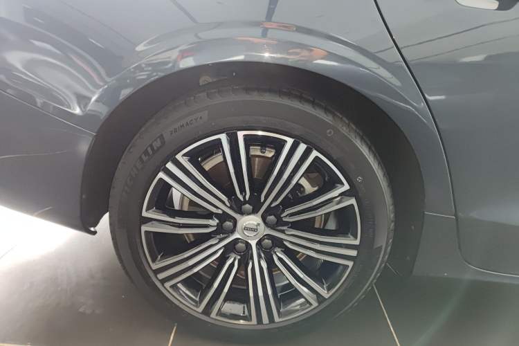 Used Volvo S60 New Energy 2022 T8 eDrive Hybrid All-Wheel Drive Smart Luxury Edition Right Rear Wheel Hub