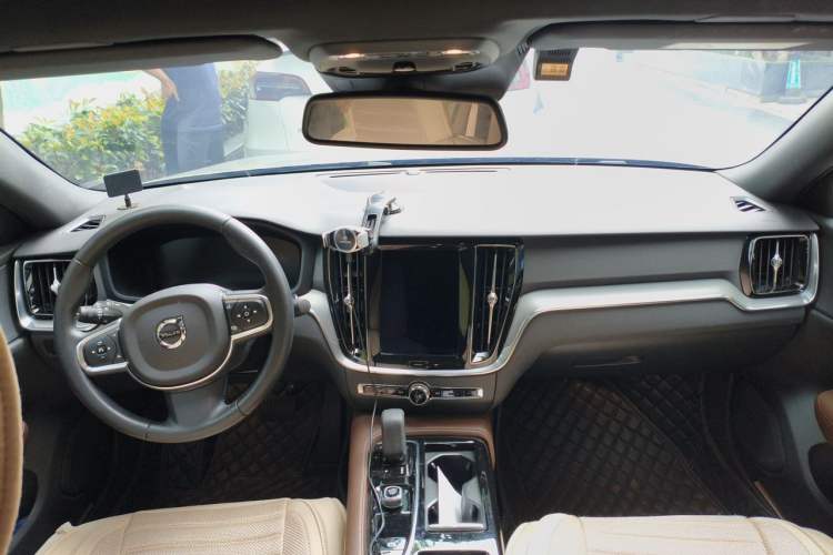Used Volvo S60 New Energy 2022 T8 eDrive Hybrid All-Wheel Drive Smart Luxury Edition Center Console