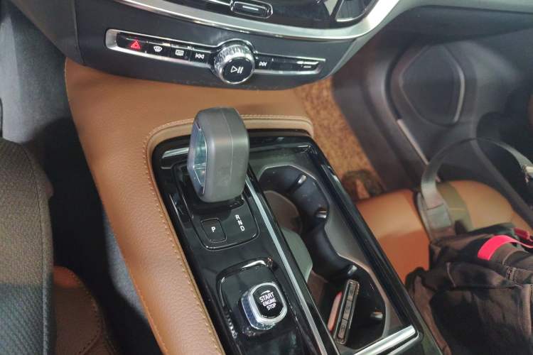 Used Volvo S60 New Energy 2022 T8 eDrive Hybrid All-Wheel Drive Smart Luxury Edition Gear Lever