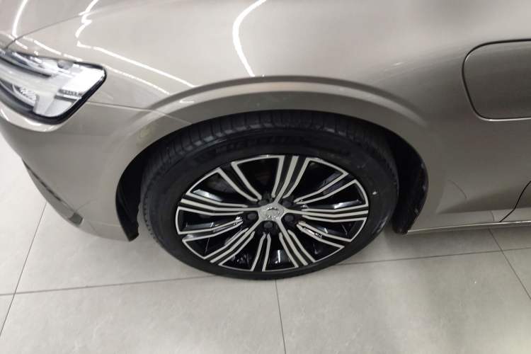 Used Volvo S60 New Energy 2022 T8 eDrive Hybrid All-Wheel Drive Smart Luxury Edition Left Front Wheel Hub