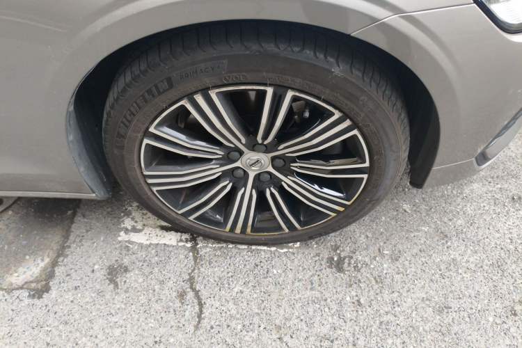 Used Volvo S60 New Energy 2022 T8 eDrive Hybrid All-Wheel Drive Smart Luxury Edition Right Front Wheel Hub