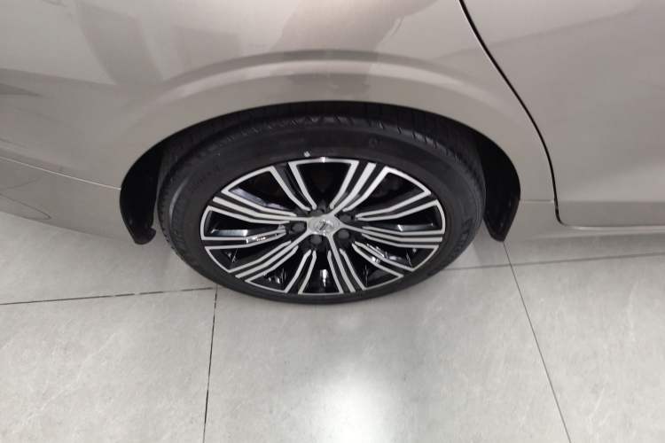 Used Volvo S60 New Energy 2022 T8 eDrive Hybrid All-Wheel Drive Smart Luxury Edition Right Rear Wheel Hub