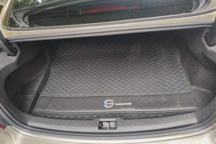 Used Volvo S60 New Energy 2022 T8 eDrive Hybrid All-Wheel Drive Smart Luxury Edition Trunk