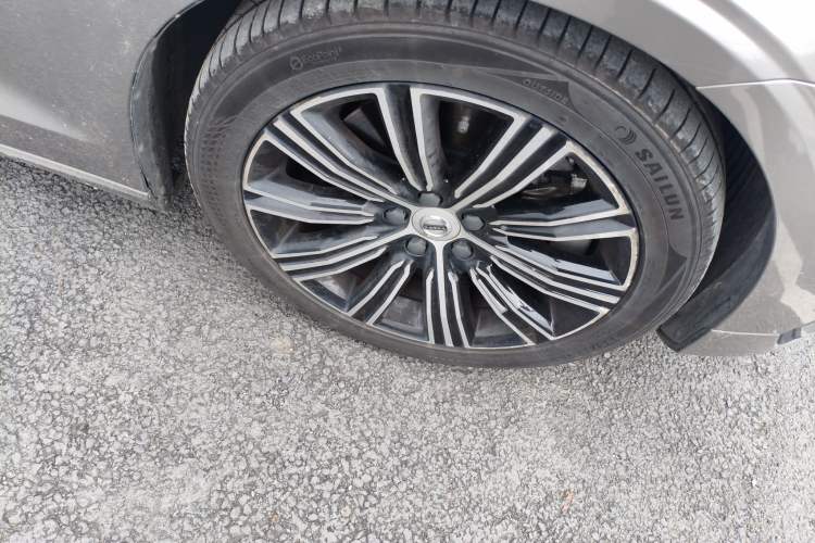 Used Volvo S60 New Energy 2022 T8 eDrive Hybrid All-Wheel Drive Smart Luxury Edition Right Front Wheel Hub