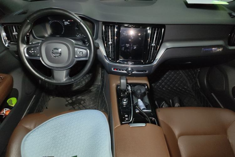 Used Volvo S60 New Energy 2022 T8 eDrive Hybrid All-Wheel Drive Smart Luxury Edition Center Console