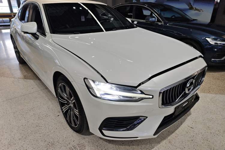 Used Volvo S60 New Energy 2022 T8 eDrive Hybrid All-Wheel Drive Smart Luxury Edition Front Right 45 Deg