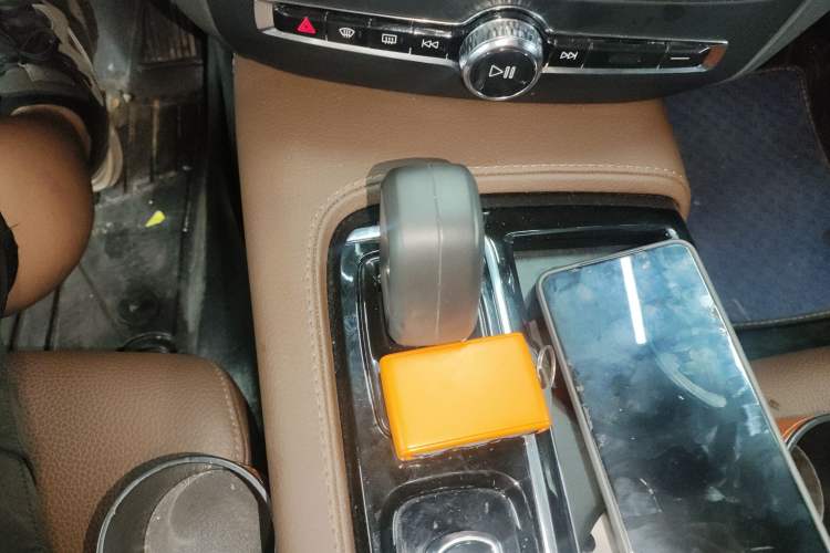Used Volvo S60 New Energy 2022 T8 eDrive Hybrid All-Wheel Drive Smart Luxury Edition Gear Lever