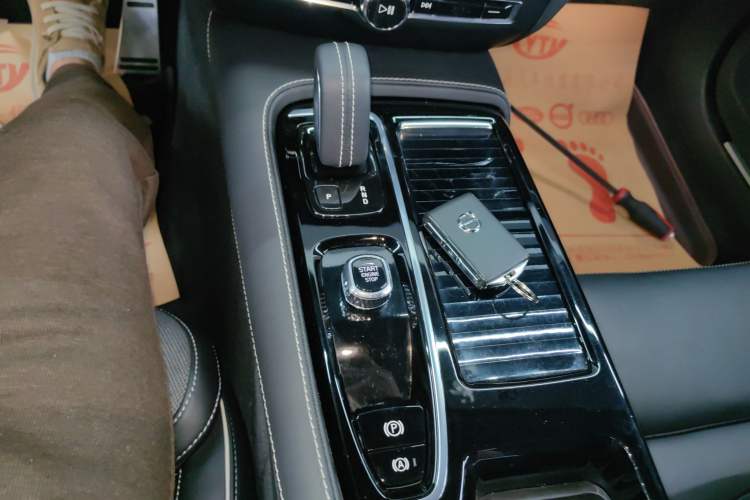 Used Volvo S60 New Energy 2022 T8 eDrive Hybrid All-Wheel Drive Smart & Sporty Edition Gear Lever