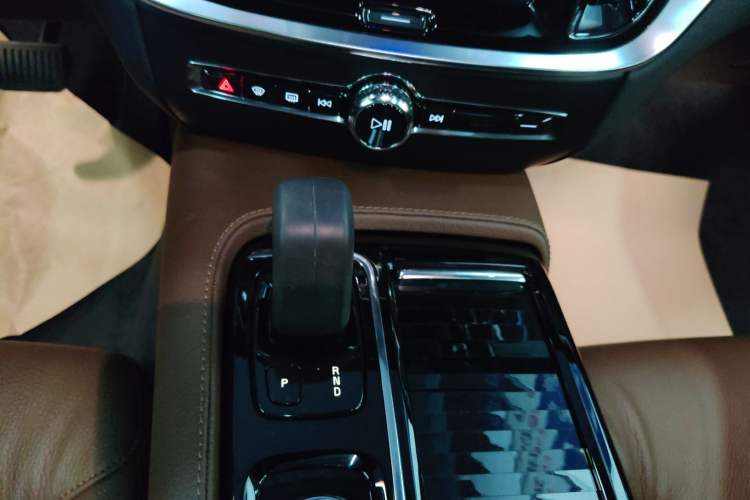Used Volvo S60 New Energy 2022 T8 eDrive Hybrid All-Wheel Drive Smart Luxury Edition Gear Lever