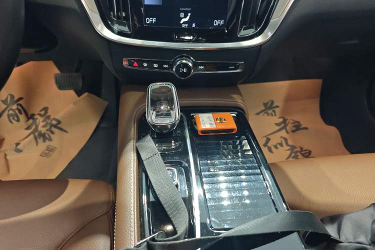 Used Volvo S60 New Energy 2022 T8 eDrive Hybrid All-Wheel Drive Smart Luxury Edition Gear Lever