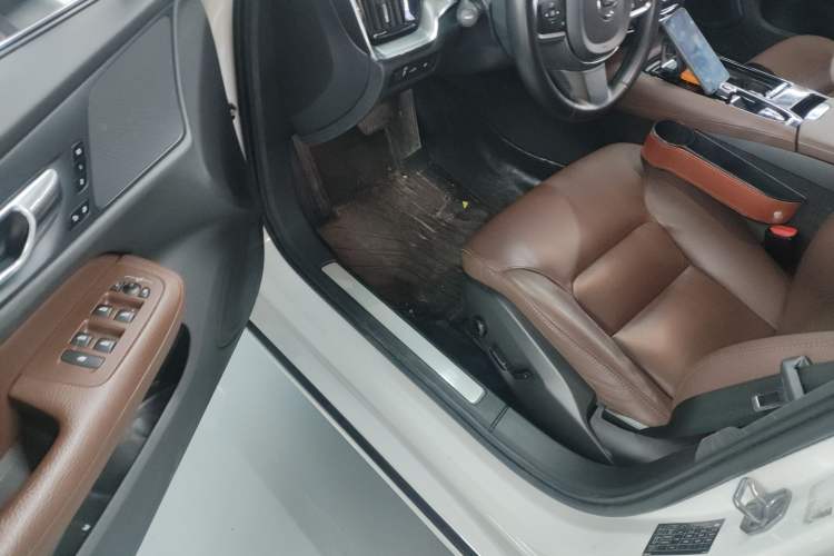 Used Volvo S60 New Energy 2022 T8 eDrive Hybrid All-Wheel Drive Smart Luxury Edition Interior 3