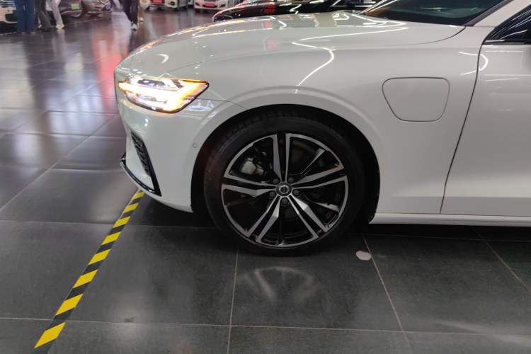 Used Volvo S60 New Energy 2022 T8 eDrive Hybrid All-Wheel Drive Smart & Sporty Edition Left Front Wheel Hub