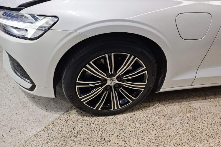 Used Volvo S60 New Energy 2022 T8 eDrive Hybrid All-Wheel Drive Smart Luxury Edition Left Front Wheel Hub