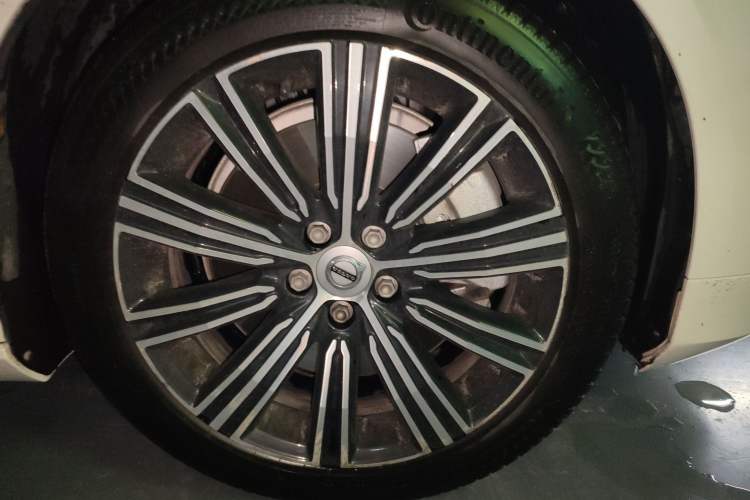 Used Volvo S60 New Energy 2022 T8 eDrive Hybrid All-Wheel Drive Smart Luxury Edition Right Front Wheel Hub