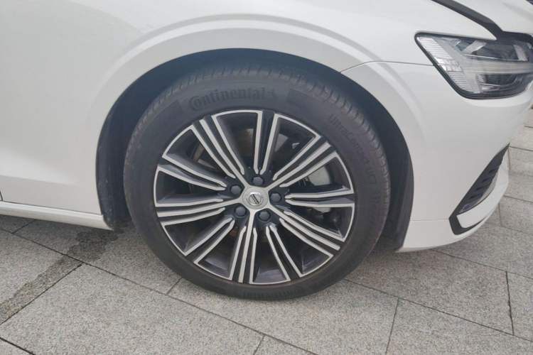 Used Volvo S60 New Energy 2022 T8 eDrive Hybrid All-Wheel Drive Smart Luxury Edition Right Front Wheel Hub