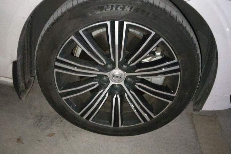 Used Volvo S60 New Energy 2022 T8 eDrive Hybrid All-Wheel Drive Smart Luxury Edition Right Front Wheel Hub