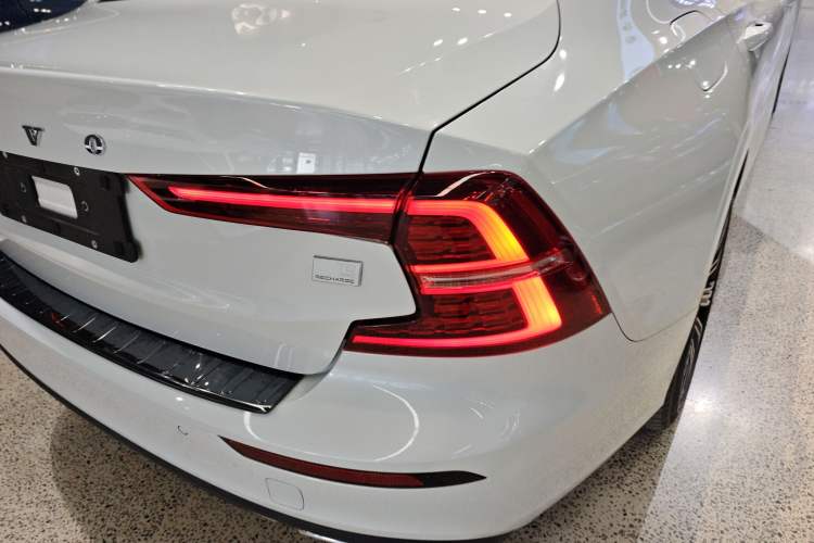 Used Volvo S60 New Energy 2022 T8 eDrive Hybrid All-Wheel Drive Smart Luxury Edition Right Rear Taillight