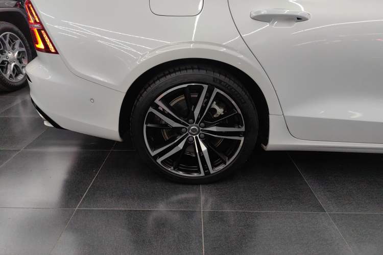 Used Volvo S60 New Energy 2022 T8 eDrive Hybrid All-Wheel Drive Smart & Sporty Edition Right Rear Wheel Hub