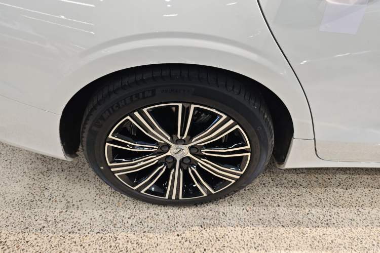 Used Volvo S60 New Energy 2022 T8 eDrive Hybrid All-Wheel Drive Smart Luxury Edition Right Rear Wheel Hub