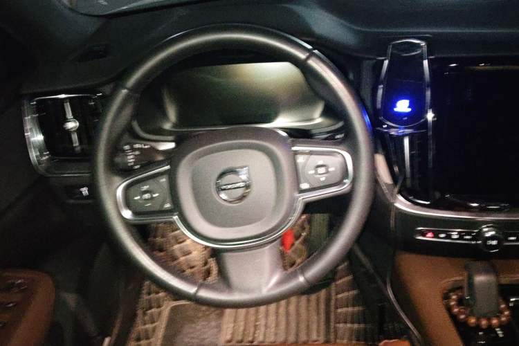 Used Volvo S60 New Energy 2022 T8 eDrive Hybrid All-Wheel Drive Smart Luxury Edition Steering Wheel