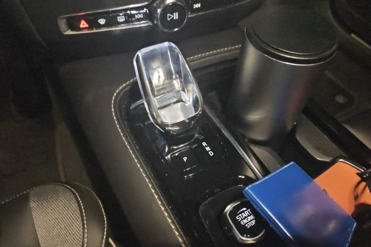 Used Volvo S60 New Energy 2023 T8 All-Wheel Drive Long-Range Zhiyi Luxury Edition Gear Lever
