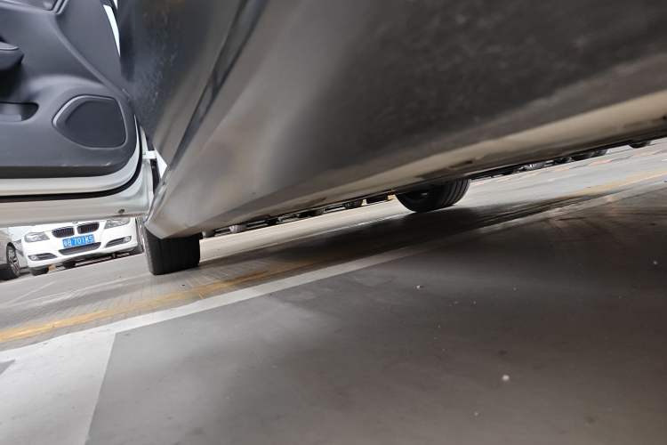 Used Volvo S60 New Energy 2023 T8 All-Wheel Drive Long-Range Luxury Sport Edition Left Side Sill