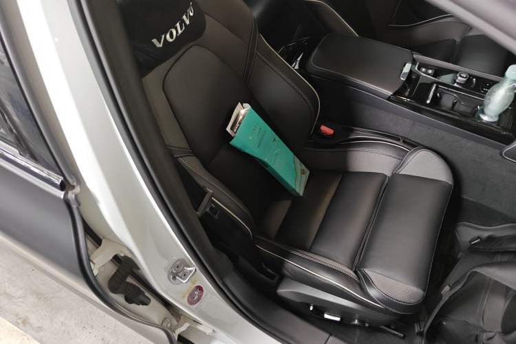 Used Volvo S60 New Energy 2023 T8 All-Wheel Drive Long-Range Luxury Sport Edition Right Front Seat