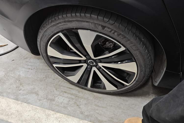Used Volvo S60 New Energy 2023 T8 All-Wheel Drive Long-Range Luxury Sport Edition Right Rear Wheel Hub