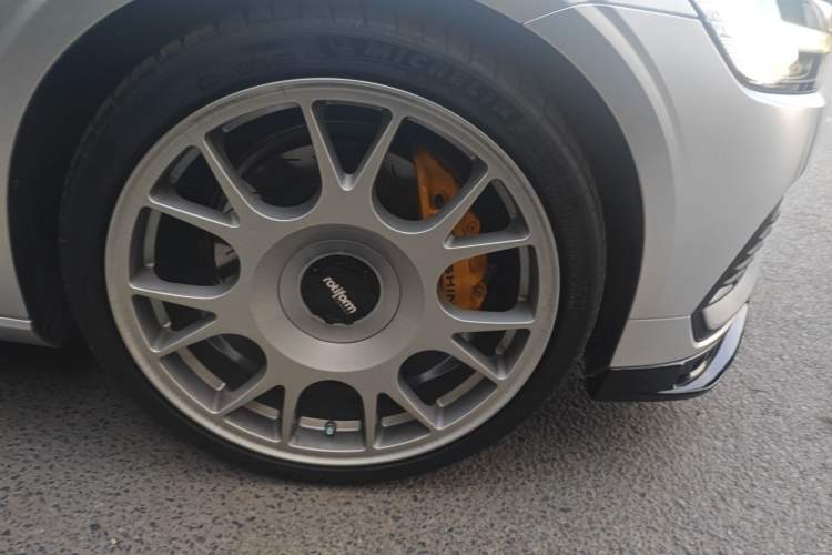 Used Volvo S60 New Energy 2023 T8 All-Wheel Drive Long-Range Zhiyi Luxury Edition Right Front Wheel Hub